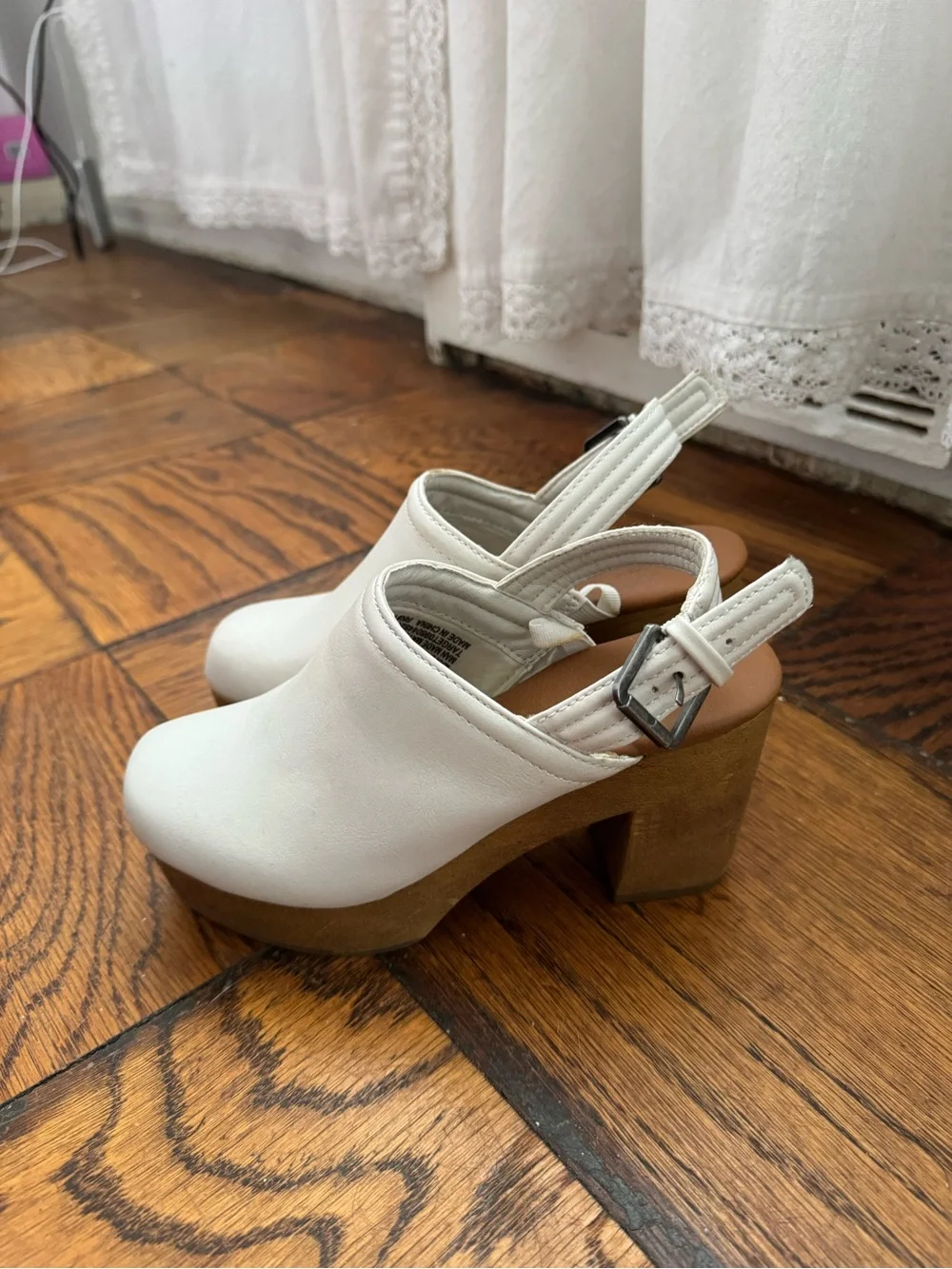 Universal Thread White Slingback Platform Clogs with Tan Wood-Look Heel, size 5